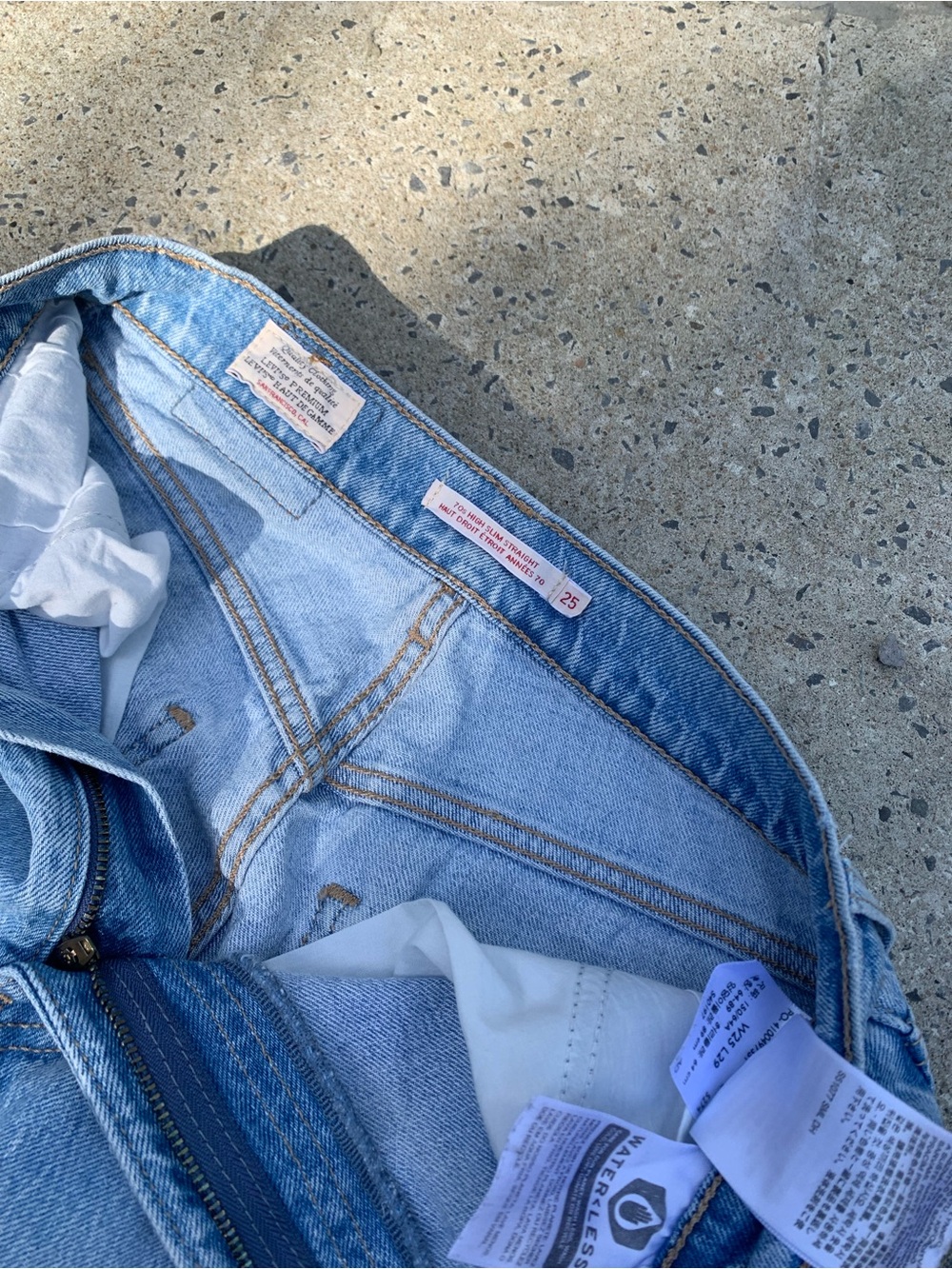 Levi's 70s High Straight Leg High Rise Light Wash Jeans W25 L29 - Picture 2 of 14
